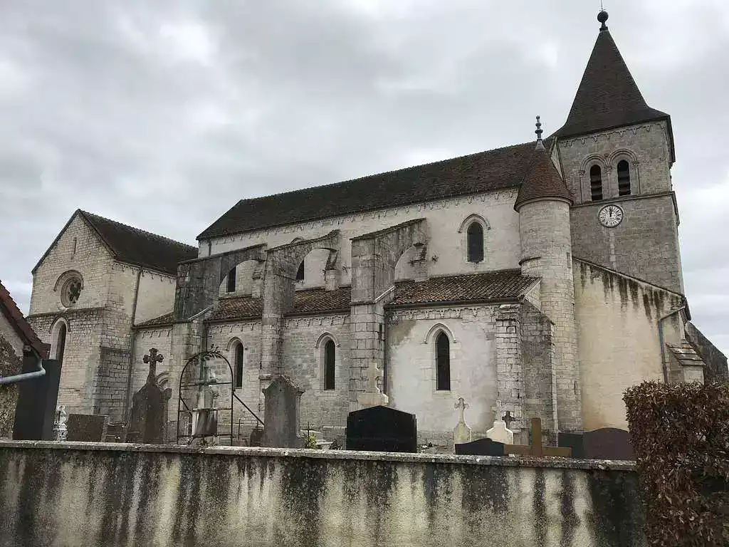 Une église qui a besoin d'un nettoyage de façade par drone
