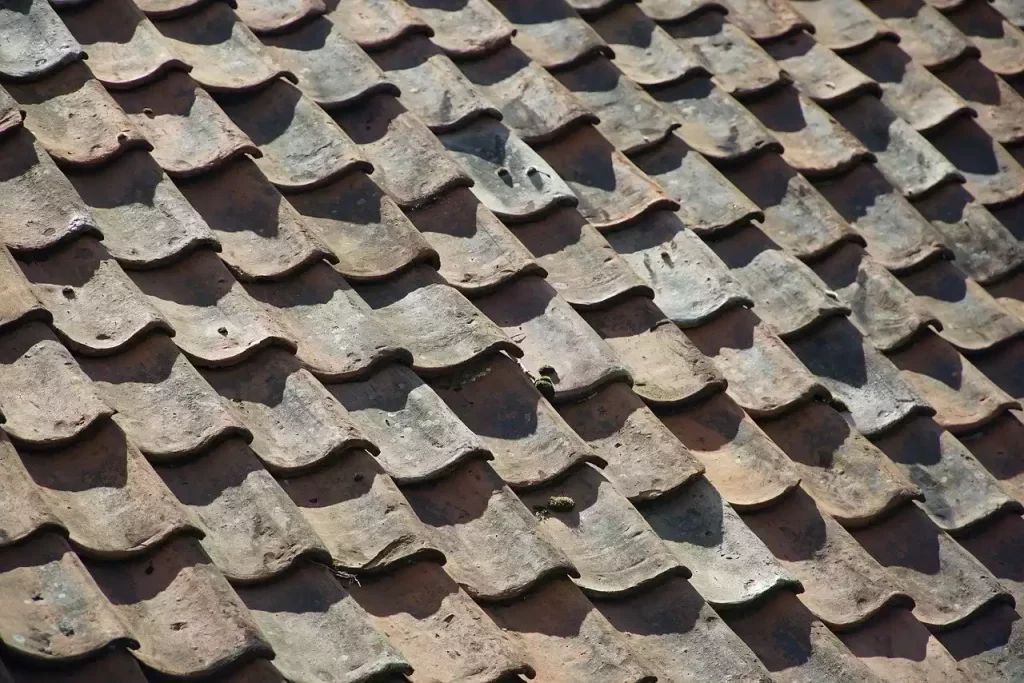 Une toiture qui a perdu de son éclat avec des tuiles poreuses