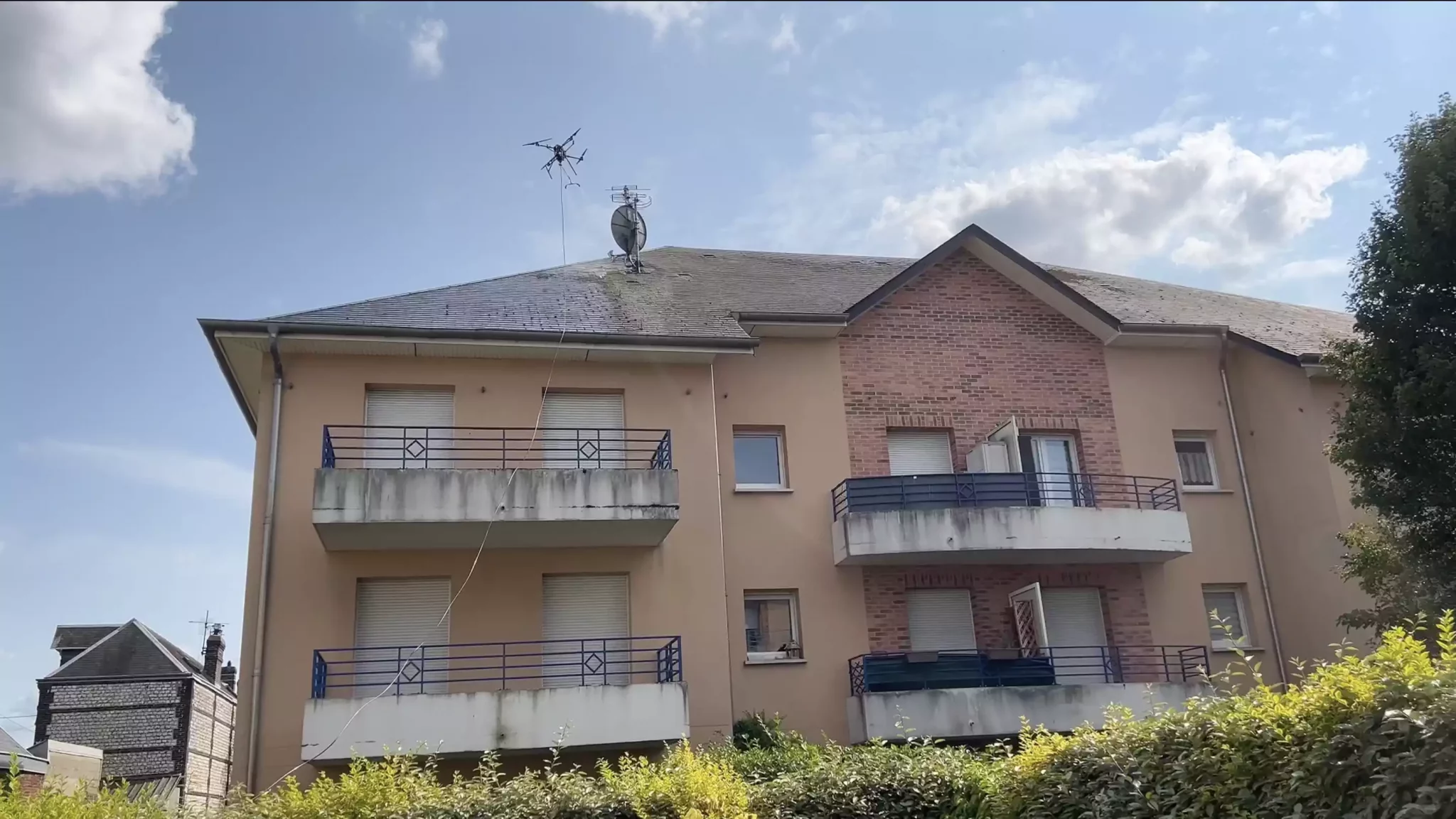 Nettoyage des toitures par drone d'une résidence à Petit-Quevilly