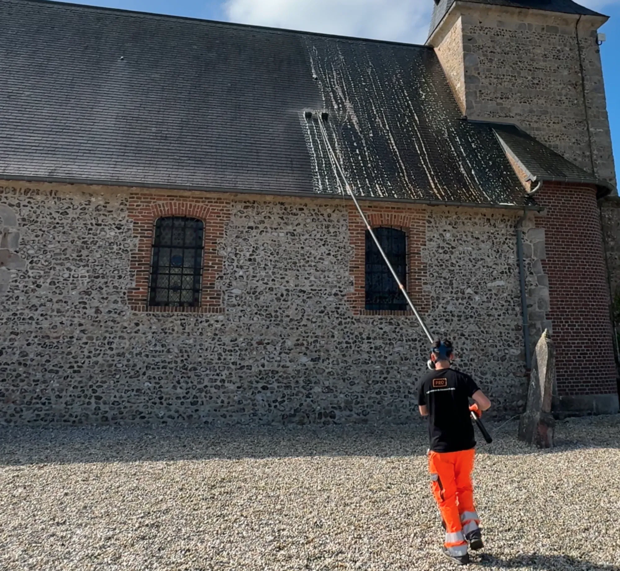 Traitement d'une toiture à la perche télescopique