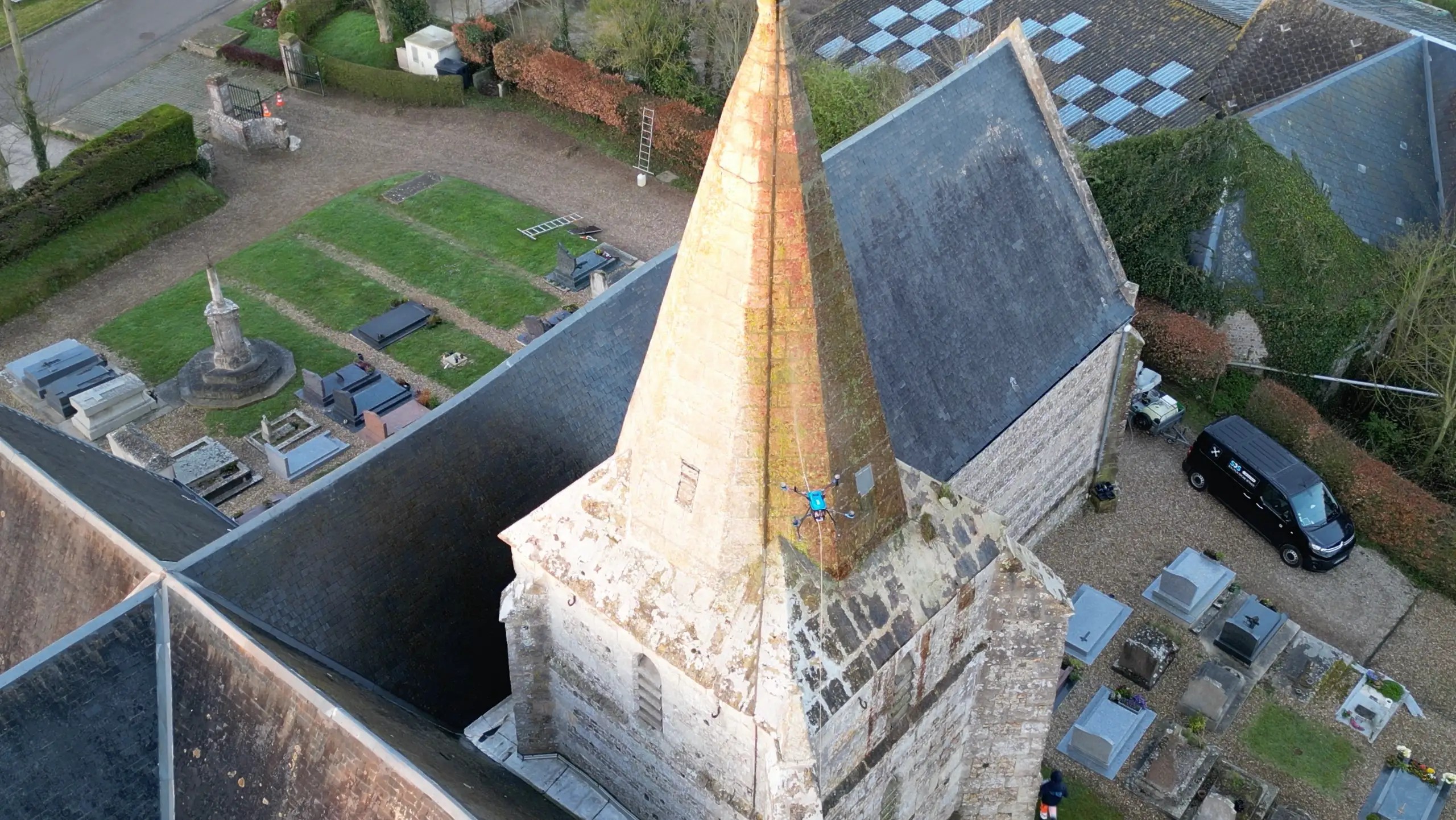 Demoussage toiture par drone monument historique
