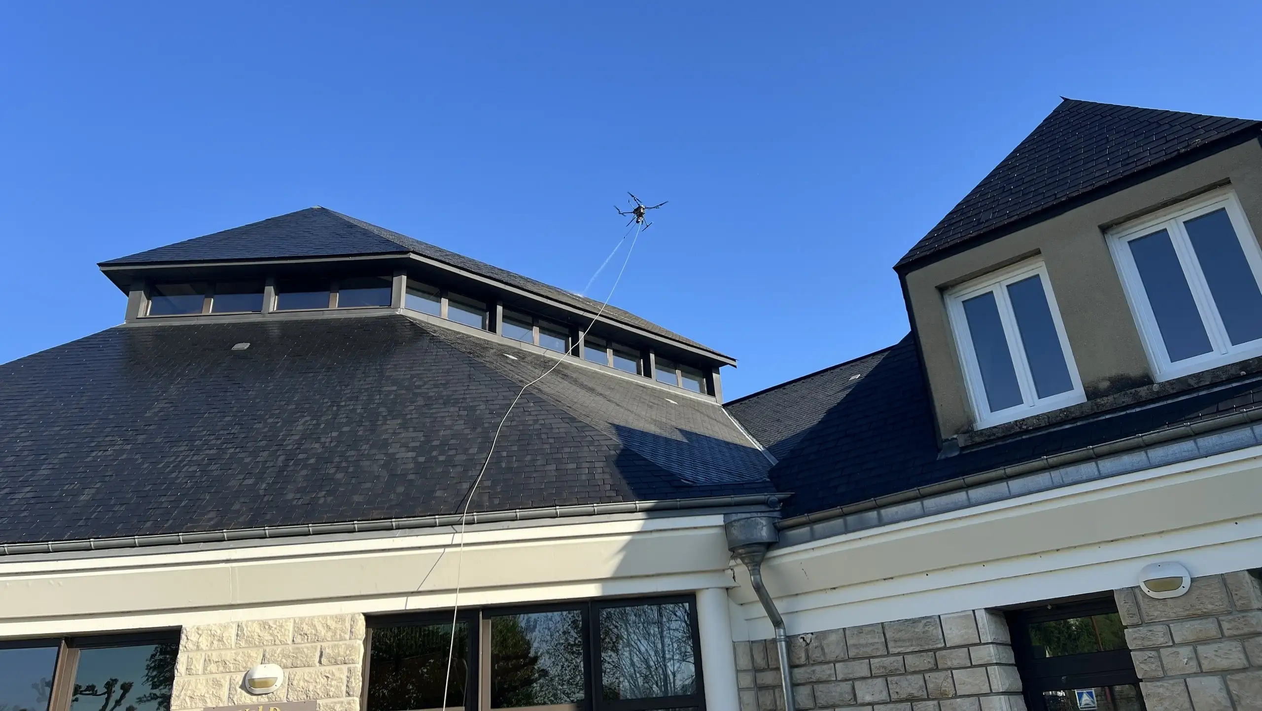 Nettoyage toiture drone mairie