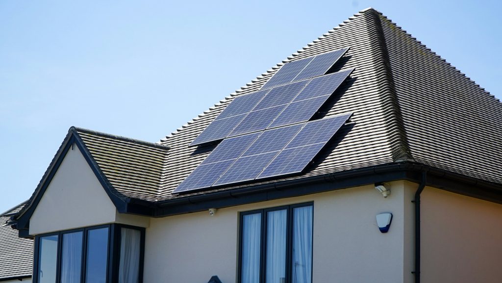 Solution Drone Service | Nettoyage de panneaux solaires : faut-il faire appel à un drone ? Nettoyage de panneau solaire